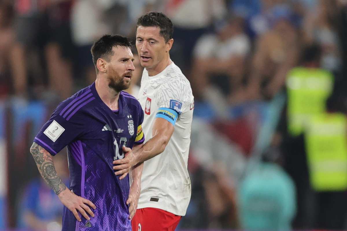 Video: así fue el tenso momento que tuvo Lionel Messi con Robert Lewandowski (y qué se dijeron tras el partido entre Argentina y Polonia)