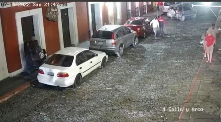 El pasado 7 de octubre la Policía Nacional Civil (PNC) arrestó a dos sujetos implicados en el robo de vehículos en Antigua Guatemala. El centro de monitoreo les siguió los pasos y los puso en evidencia. Foto captura de pantalla.