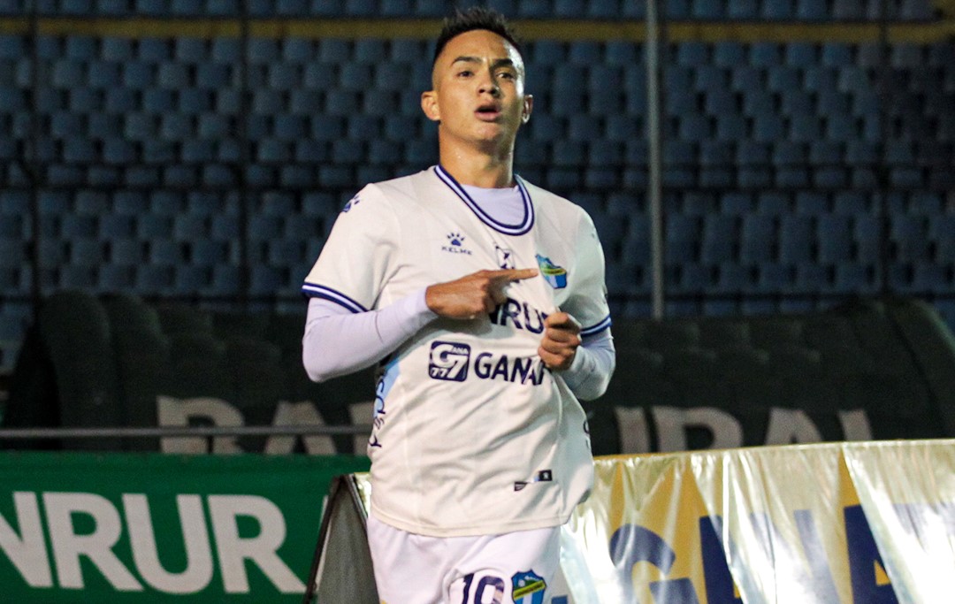 Óscar Santis llegó a siete goles en el torneo y es el artillero del equipo crema. (Foto Prensa Libre: Club Comunicaicones)