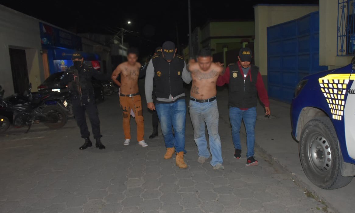 Investigadores de la Policía Nacional Civil arrestaron a integrantes de la Mara 18, (Foto: Prensa Libre PNC)