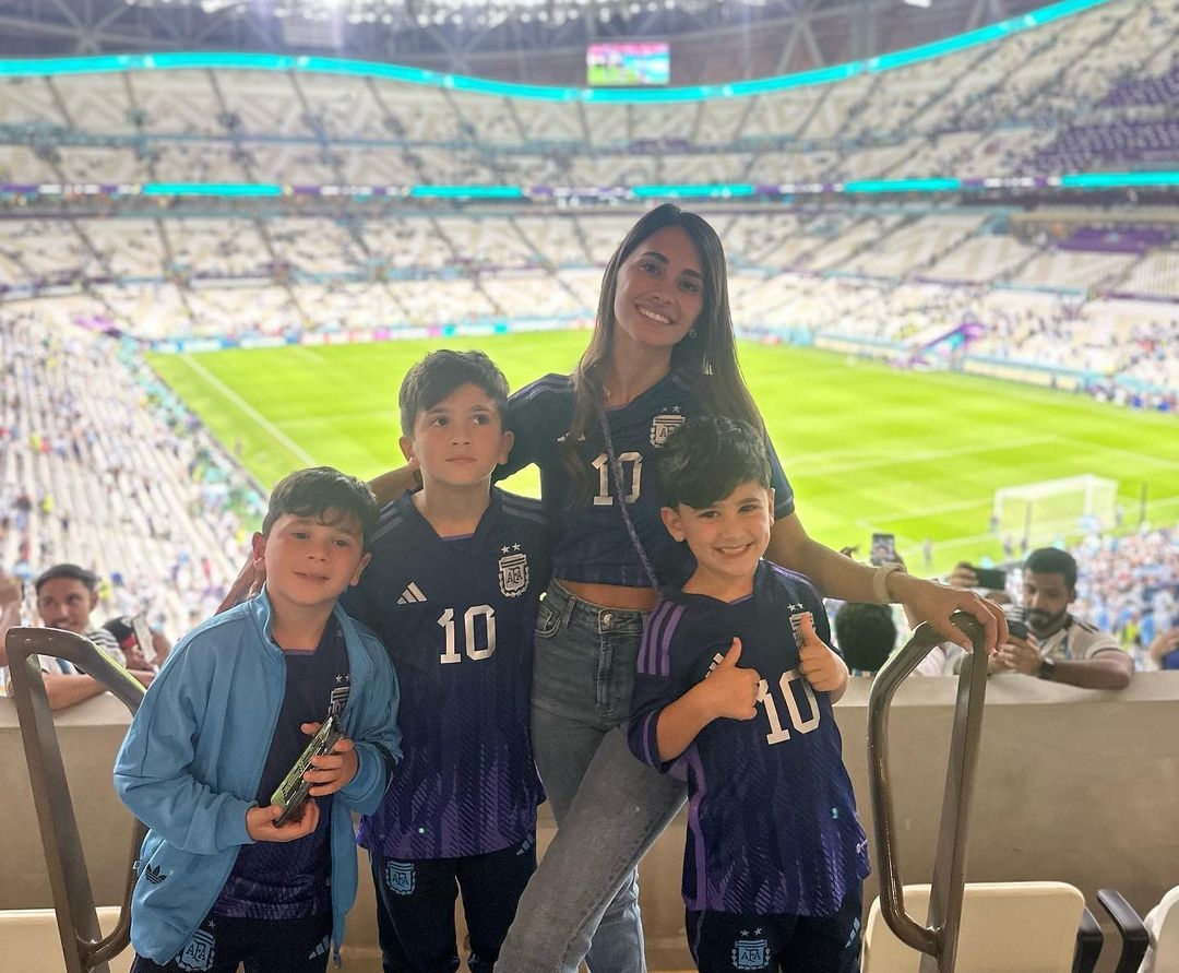 Antonela Roccuzzo y sus hijos celebraron la victoria de Argentina de este sábado ante México en el Mundial de Qatar 2022. Foto Prensa Libre (antonelaroccuzzo)