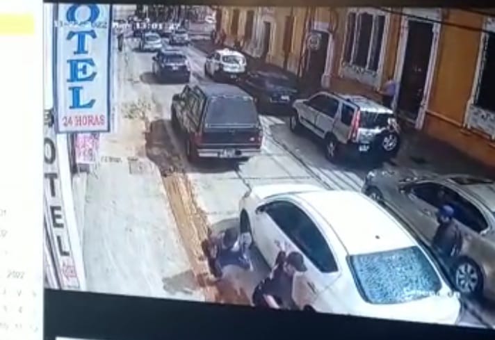 Captura de pantalla del vídeo en donde se observa a los presuntos delincuentes intentar asaltar a los investigadores de la PNC en la zona 1 de la Ciudad de Guatemala. 