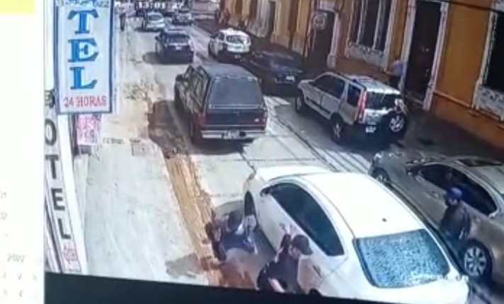 Captura de pantalla del vídeo en donde se observa a los presuntos delincuentes intentar asaltar a los investigadores de la PNC en la zona 1 de la Ciudad de Guatemala. 