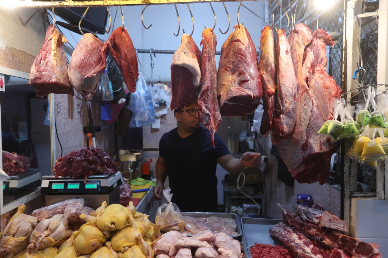 Expendedores de carne del Mercado Central señalan que, pese a incrementos de parte de distribuidores, los precios se mantienen estables. (Foto Prensa Libre: Érick Ávila)