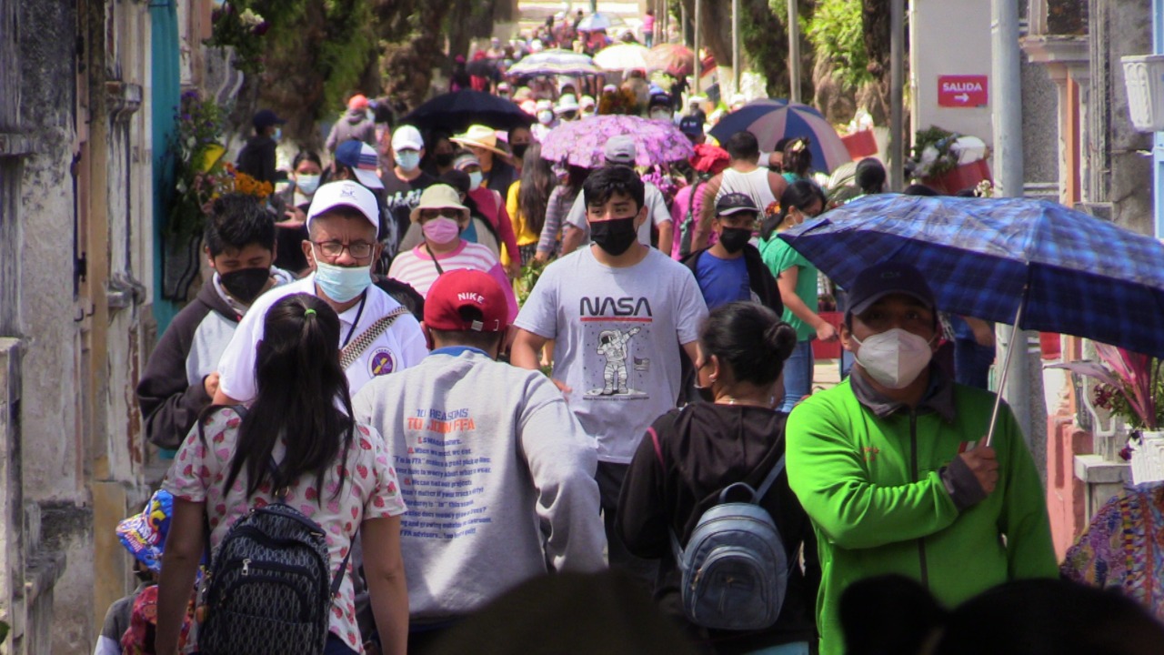 Los pobladores de Xela llegaron en gran cantidad al cementerio general de la localidad después de dos años de estar cerrado por la covid-19. (Foto Prensa Libre: Mynor Toc).