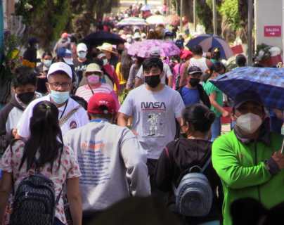 Visitantes aglomeran cementerios generales en Quetzaltenango, Huehuetenango y Escuintla