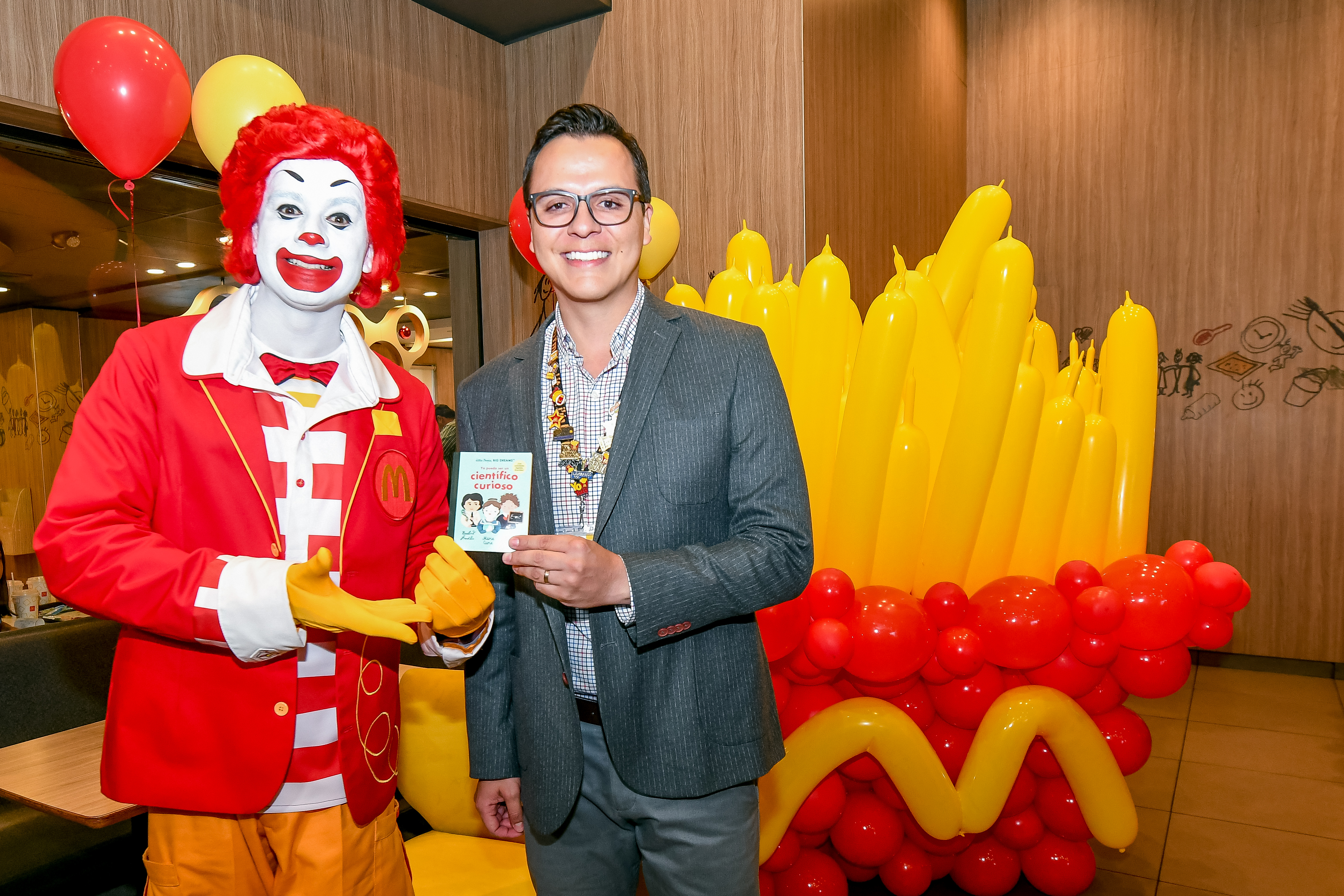 Ronald McDonald´s junto a Juan Manuel Rodríguez, gerente de mercadeo McDonald’s Guatemala presentaron el proyecto. Foto Prensa Libre: Sergio Muñoz