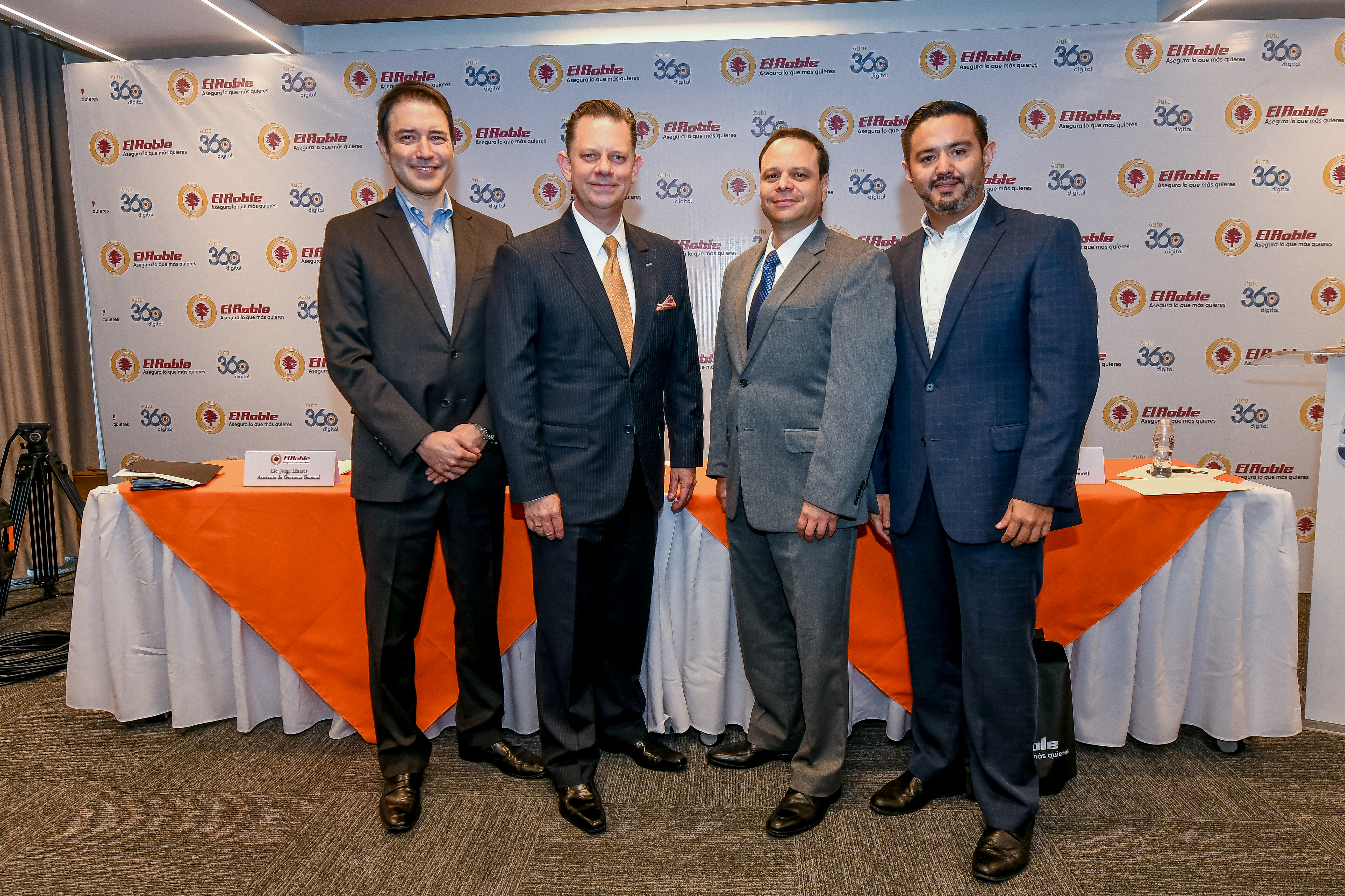 Jorge Linares, asistente de la gerencia general; Hermann Girón, gerente general; Estuardo Castellanos, gerente comercial de líneas personales; y Alejando Molina, gerente comercial automóvil de Seguros El Roble. Foto Prensa Libre: Sergio Muñoz