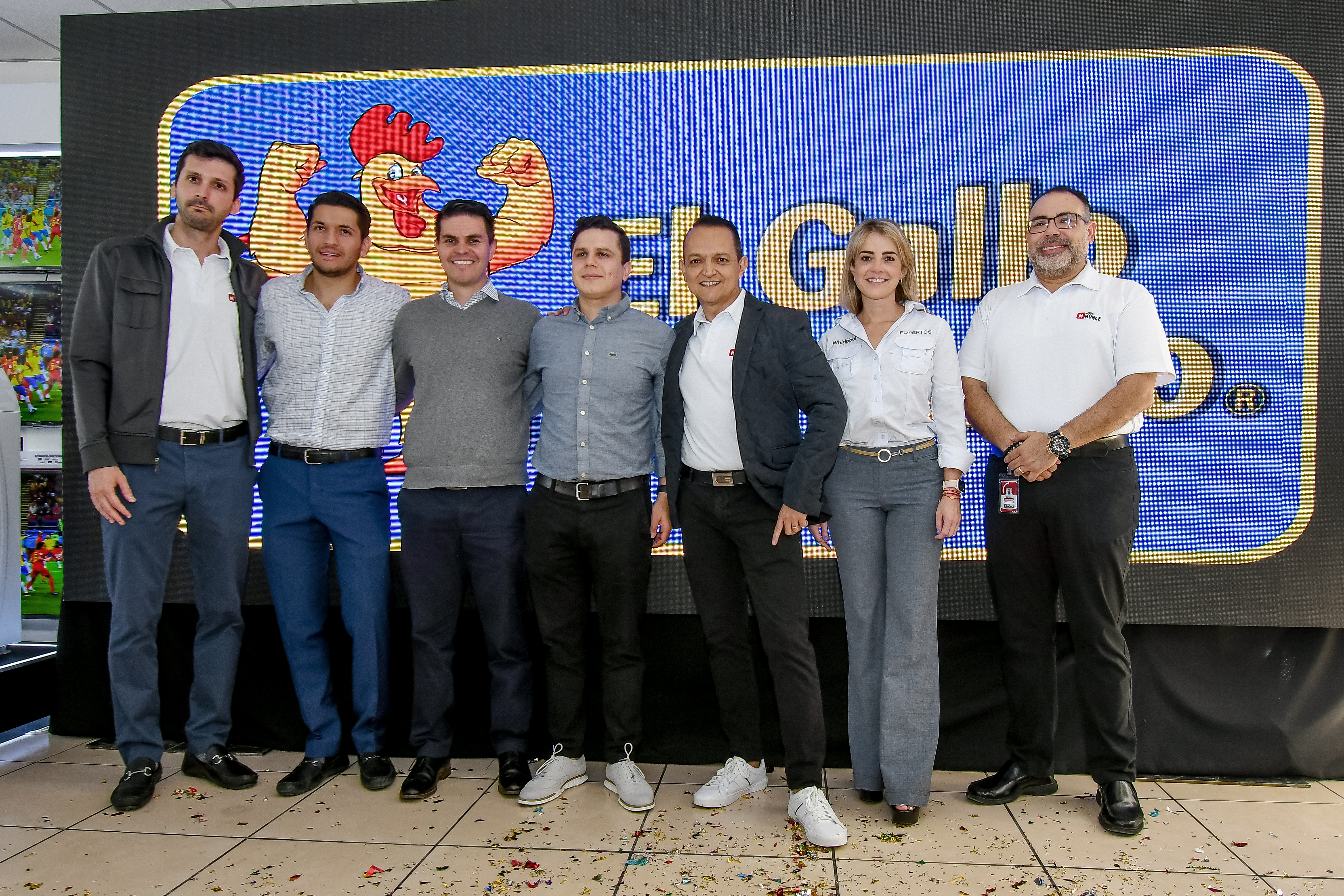 Representantes de El Gallo Más Gallo y de Whirlpool inauguraron la nueva tienda. Foto Prensa Libre: Sergio Muñoz