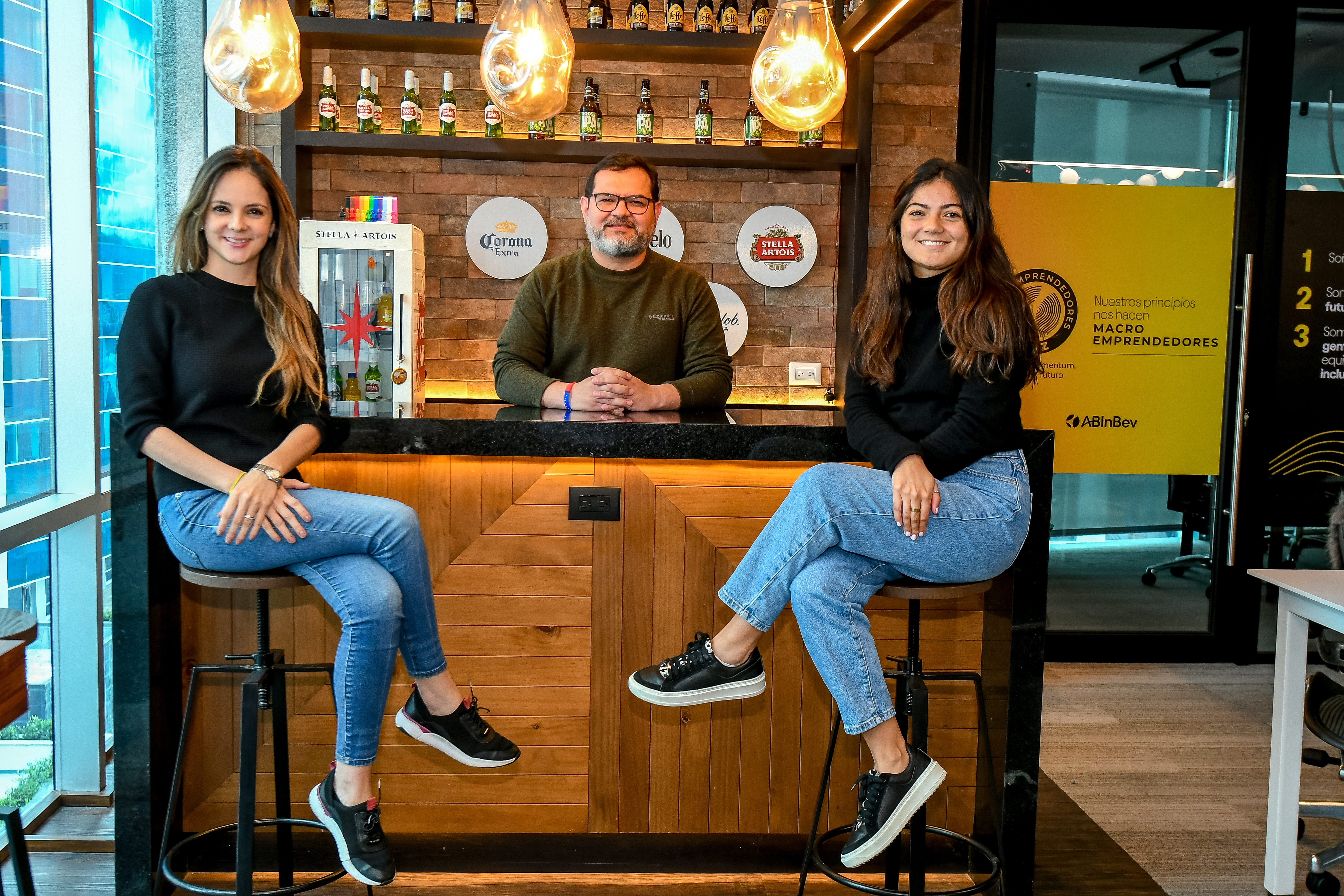 María Mercedes Castro, gerente legal y asuntos corporativos; Christian Saxton, Country Head; y  Natalia Lombardi, analista de sostenibilidad de Cervecería Ambev Guatemala. Foto Prensa Libre: Sergio Muñoz