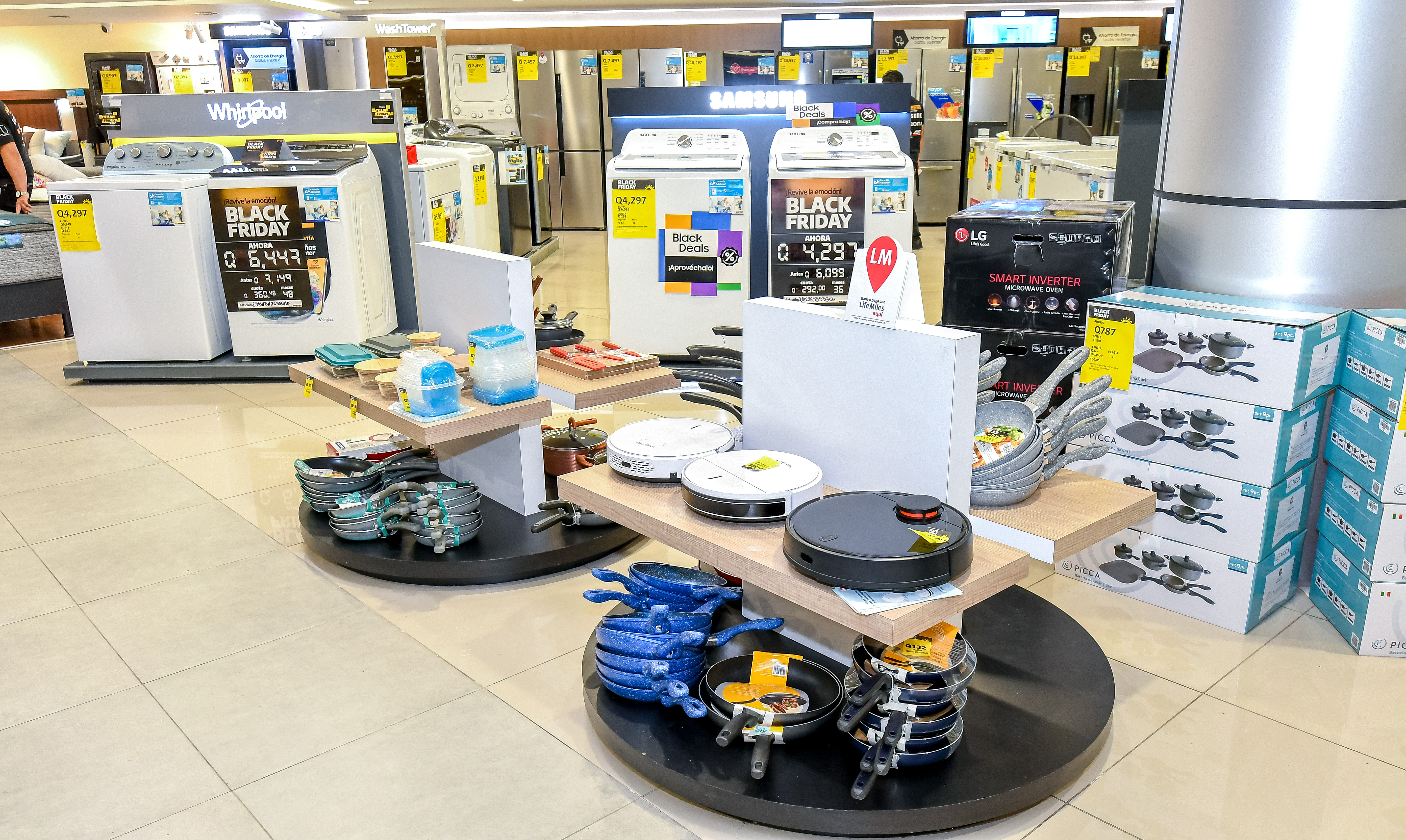 Los mejores precios, grandes ofertas y variedad de productos y tecnología se pueden encontrar en La Curacao. Foto Prensa Libre: Sergio Muñoz