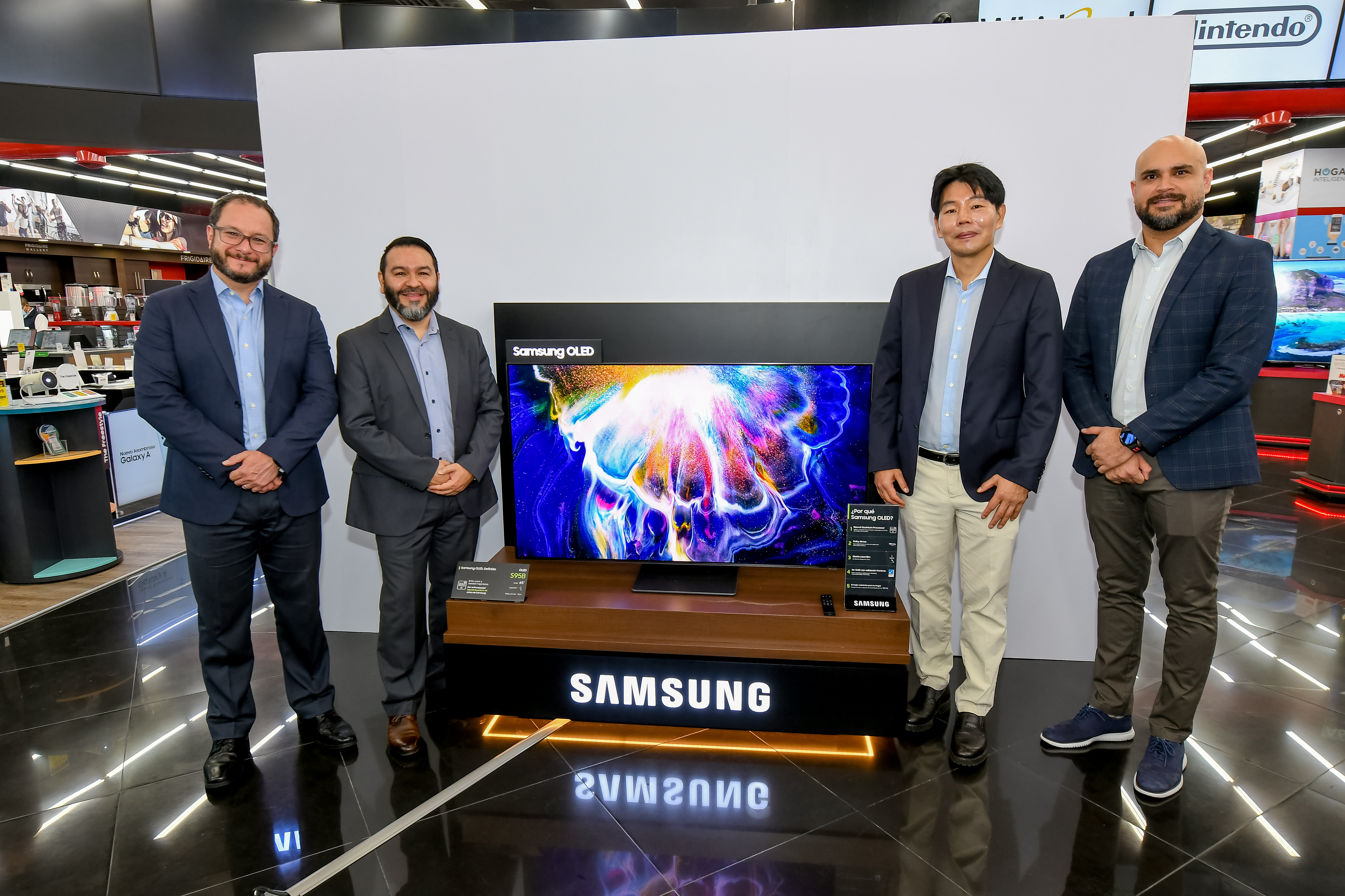 Representantes de Distelsa y Samsung, hicieron la presentación del la nueva OLED 4K. Foto Prensa Libre: Sergio Muñoz