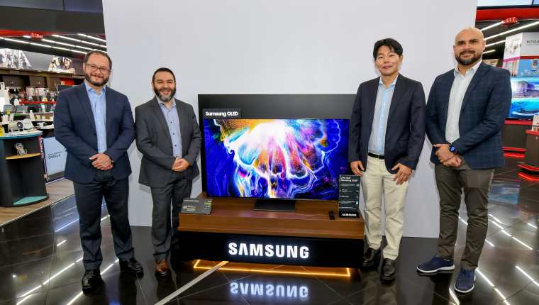 Representantes de Distelsa y Samsung, hicieron la presentación del la nueva OLED 4K. Foto Prensa Libre: Sergio Muñoz