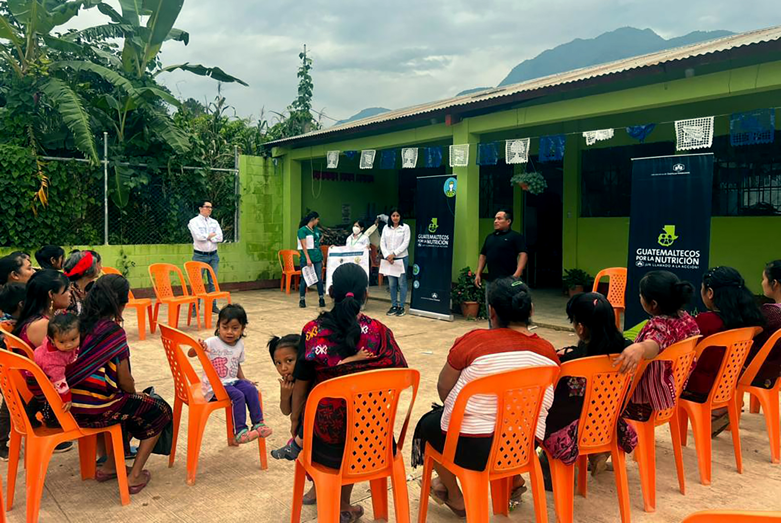 Miembros de Guatemaltecos por la Nutrición realiza charla con continuamente con miembros de las comunicades donde realizan el programa. Foto Prensa Libre: Cortesía