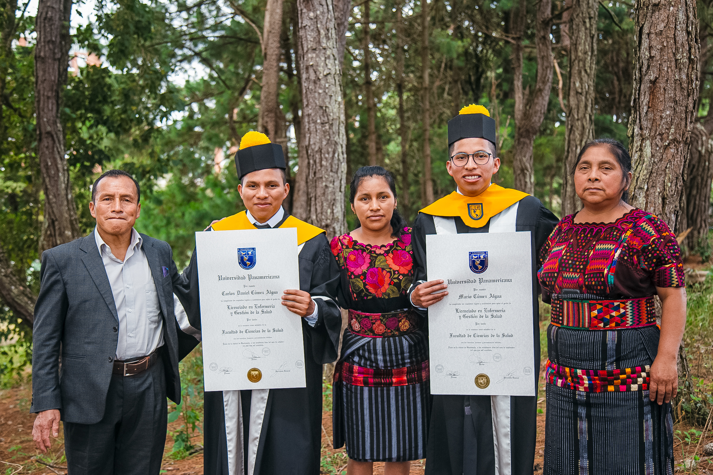 Los hermanos Cúmez junto a sus padres celebran este gran triunfo académico.
Foto Prensa Libre: Cortesía