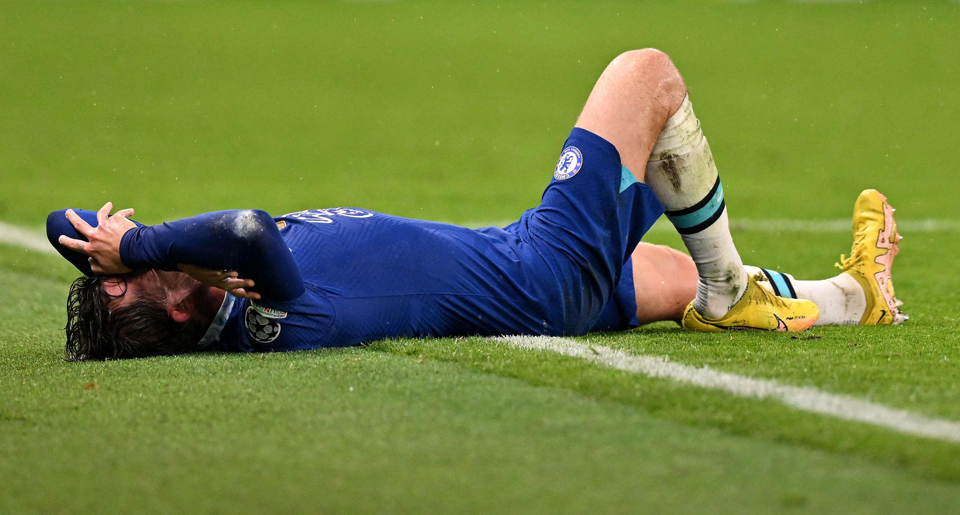 De esta manera reaccionó Chilwell tras lesionarse durante un partido de Champions League. (Foto Prensa Libre: AFP)