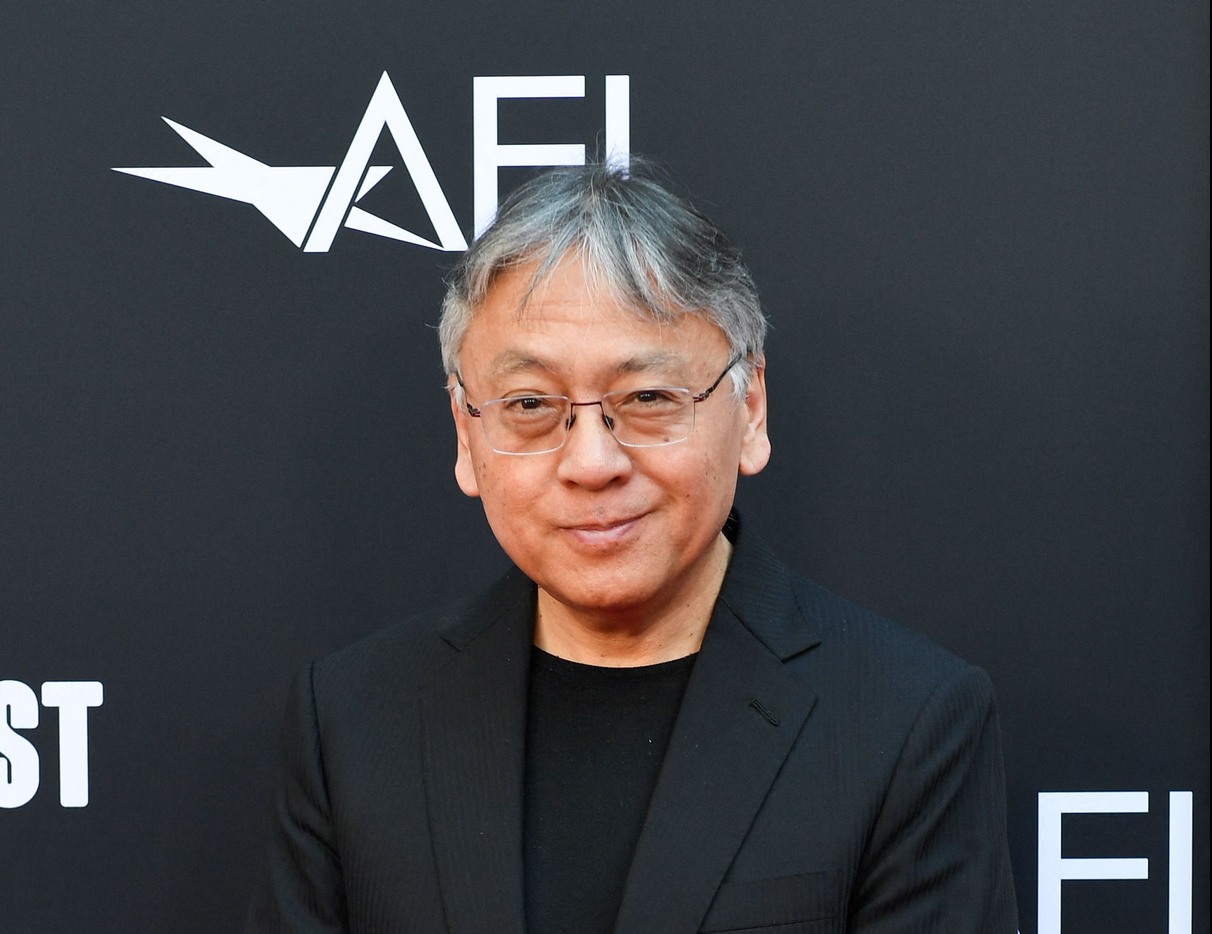 El novelista y guionista Kazuo Ishiguro llega al estreno de "Living" durante el Festival del American Film Institute 2022 en el TCL Chinese Theatre de Hollywood, California, el 6 de noviembre de 2022. (Foto Prensa Libre: VALERIE MACON / AFP)