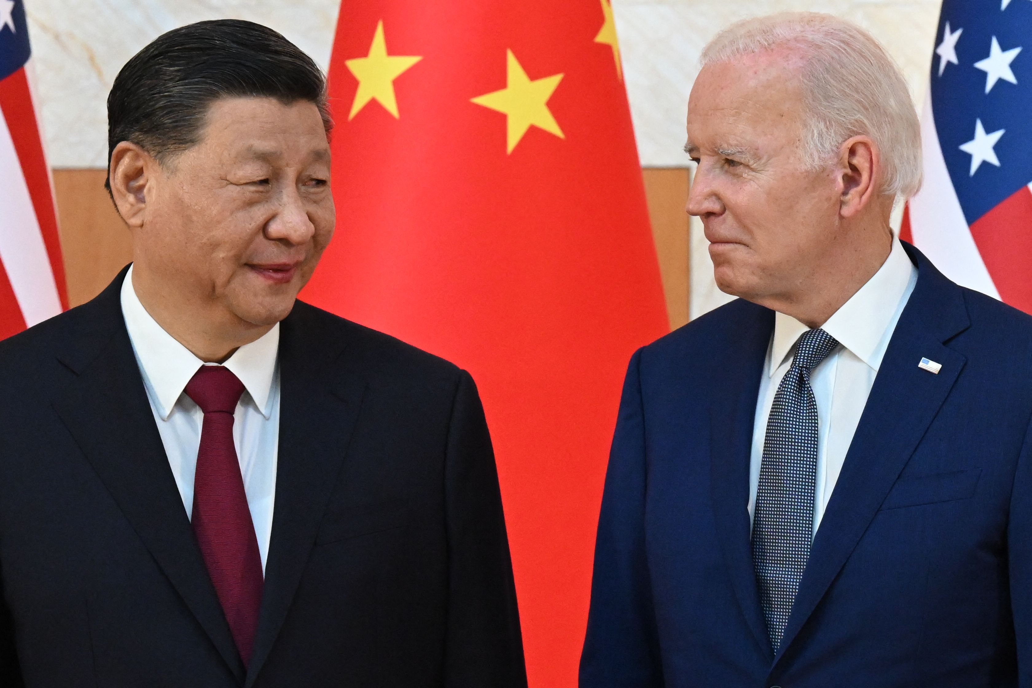 El presidente de los Estados Unidos, Joe Biden, y el presidente de China, Xi Jinping, se reúnen al margen de la Cumbre del G20 en Nusa Dua, en la isla turística indonesia de Bali. (Foto Prensa Libre: AFP)