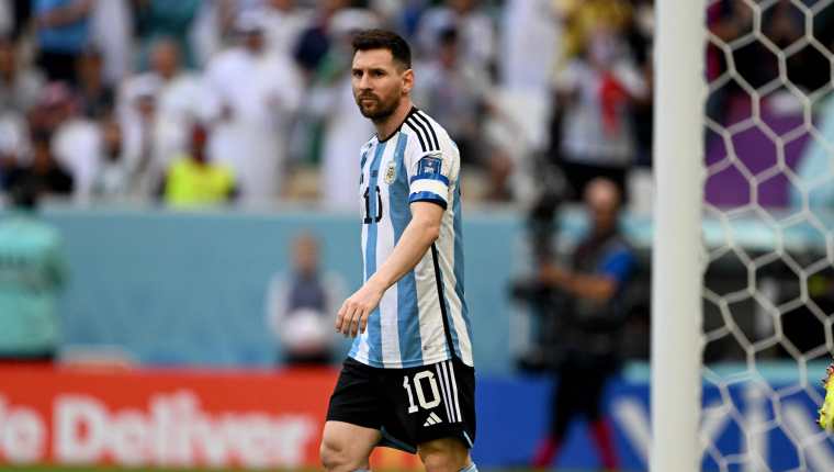 Messi durante el partido ante Arabia Saudita que Argentina terminó perdiendo por 2 goles a 1. Foto Prensa Libre (AFP)