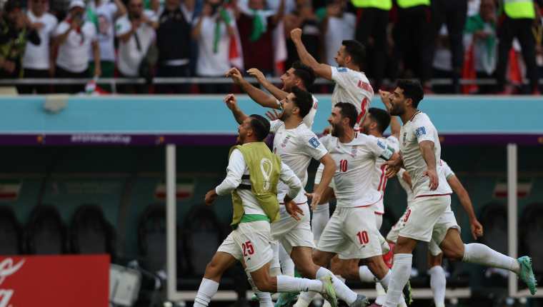 La locura se adueñó de los iraníes luego del triunfo 'in extemis' frente a Gales. (Foto Prensa Libre: AFP)