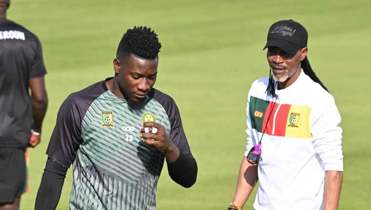 Cameroon's head coach Rigobert Song (R) oversee a training session of his players including Cameroon's goalkeeper Andre Onana on November 27, 2022 at the Al Sailiya SC in Doha on the eve of a Qatar 2022 World Cup football match between Cameroon and Serbia. (Photo by ISSOUF SANOGO / AFP)