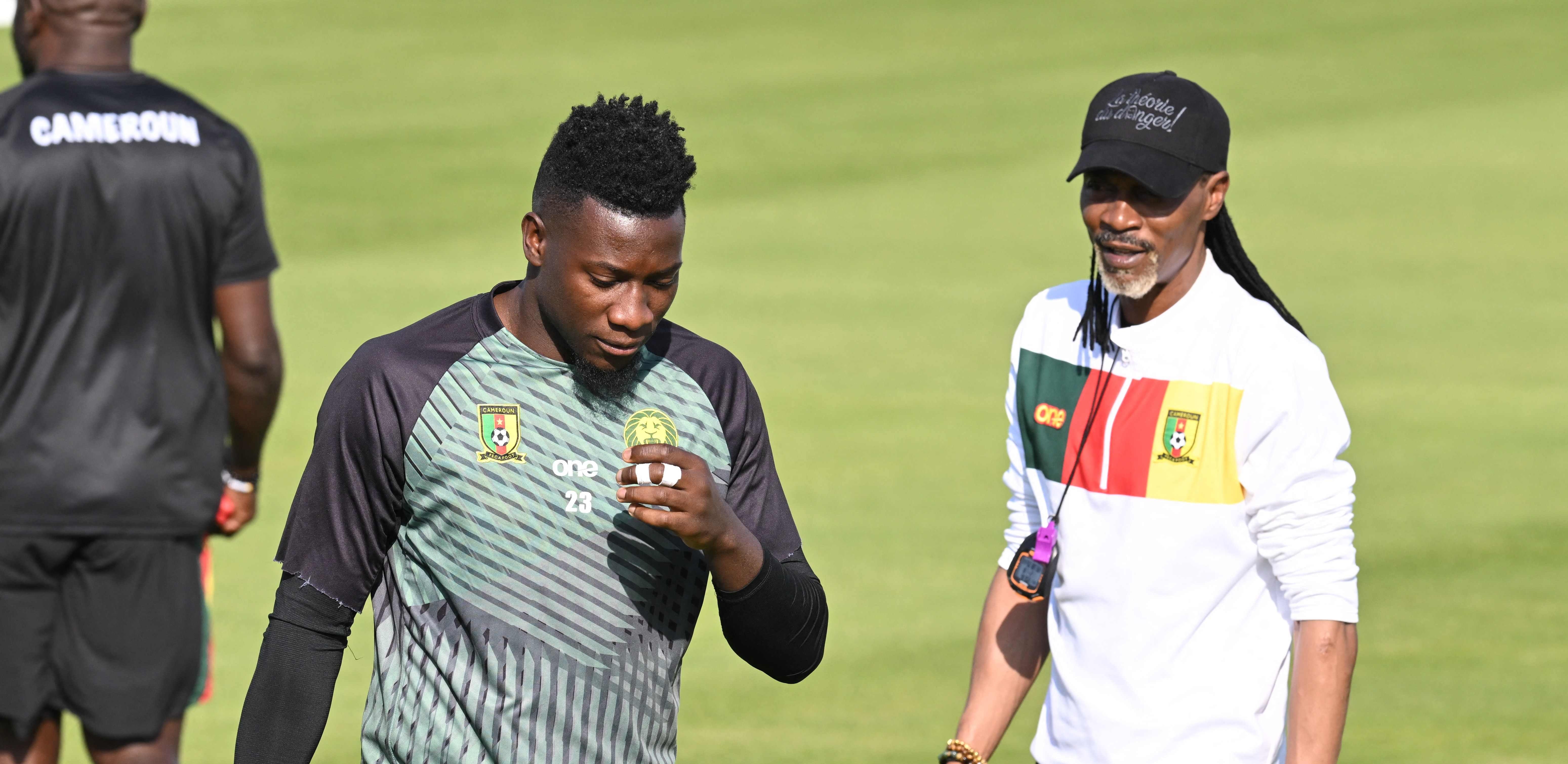 Cameroon's head coach Rigobert Song (R) oversee a training session of his players including Cameroon's goalkeeper Andre Onana on November 27, 2022 at the Al Sailiya SC in Doha on the eve of a Qatar 2022 World Cup football match between Cameroon and Serbia. (Photo by ISSOUF SANOGO / AFP)