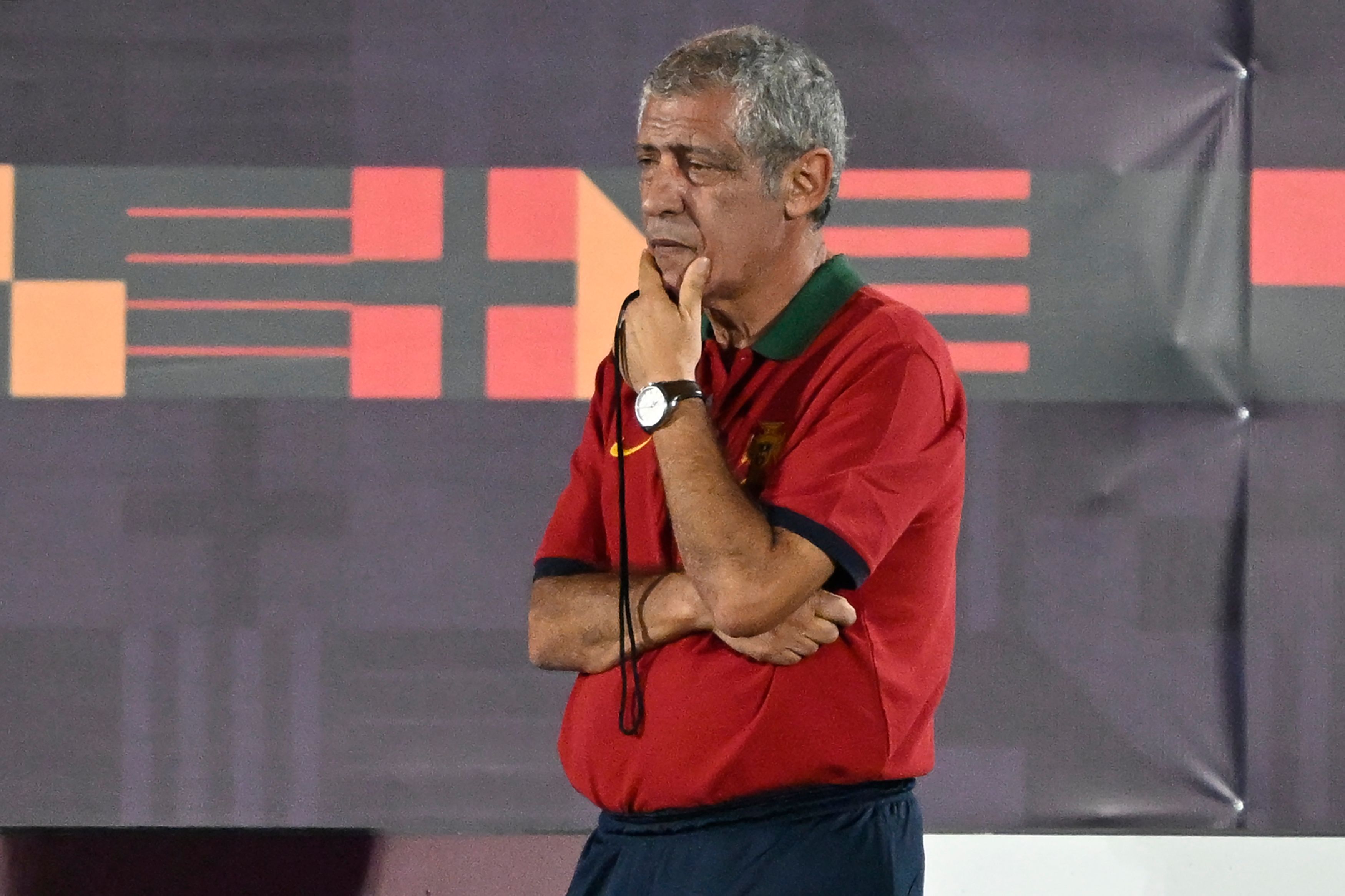 Fernando Santos, entrenador de Portugal, deberá pensar en cómo suplir su baja en defensa. Foto Prensa Libre (AFP)