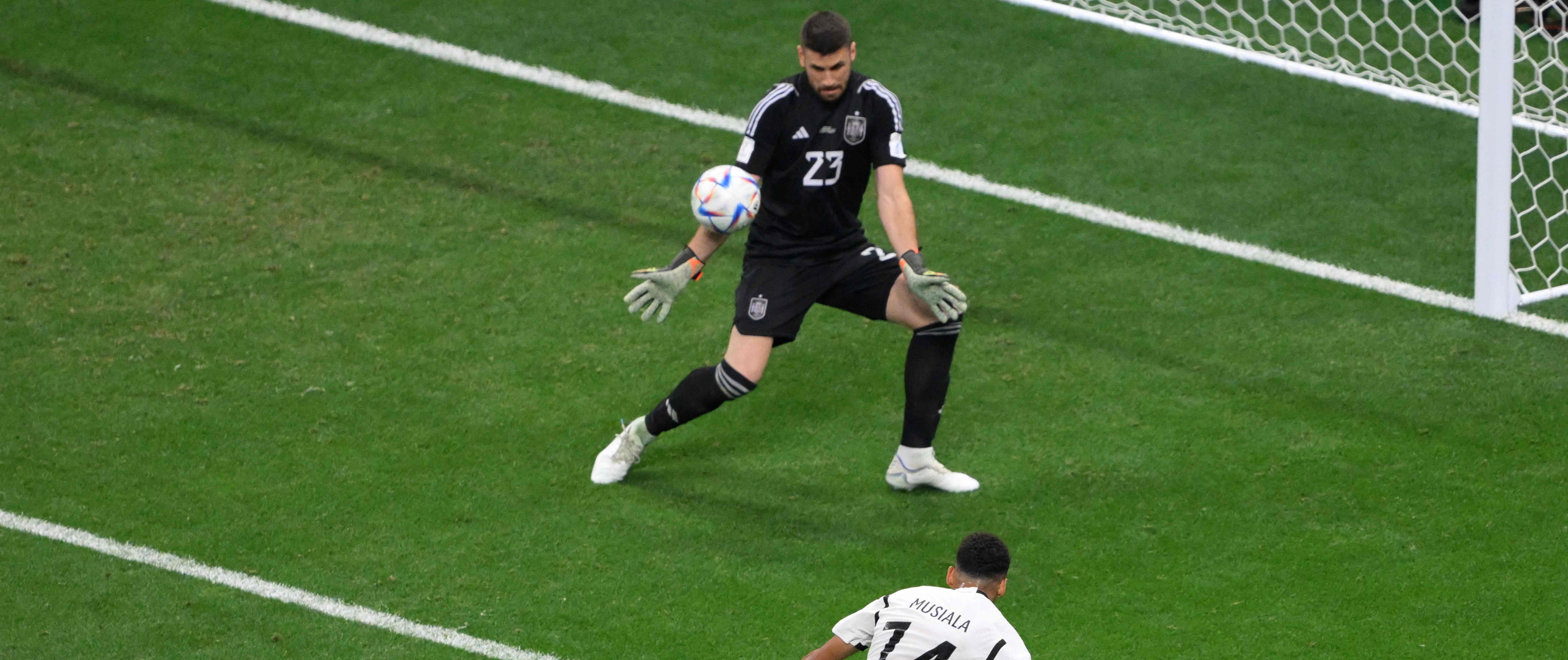 Unai Simón, portero de España tuvo al menos dos intervenciones clave ante Alemania. Foto Prensa Libre (AFP)