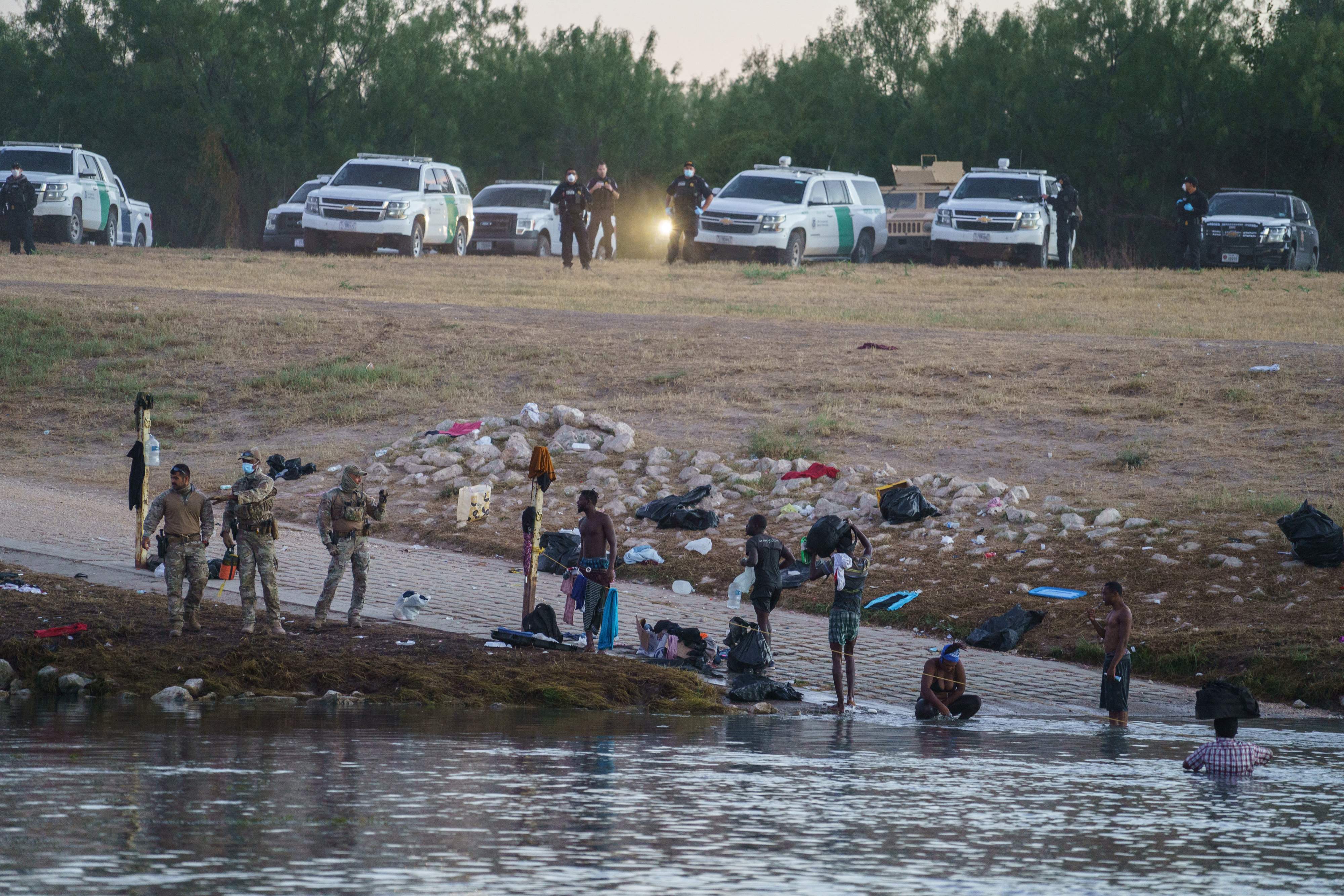 Foto de archivo de haitianos que cruzan el Río Grande para ingresar ilegalmente  a Estados Unidos (Foto Prensa Libre: AFP)