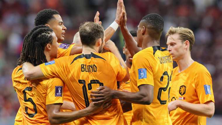 Con siete puntos, Países Bajos logró quedarse con el boleto a octavos de final de la Copa del Mundo. (Foto Prensa Libre: AFP)