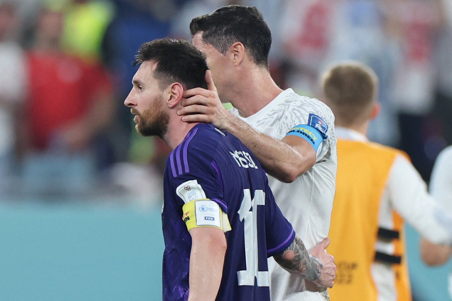 Messi y Lewandowski intercambiaron palabras en el Argentina vs Polonia del Mundial de Qatar 2022. Foto Prensa Libre (AFP)