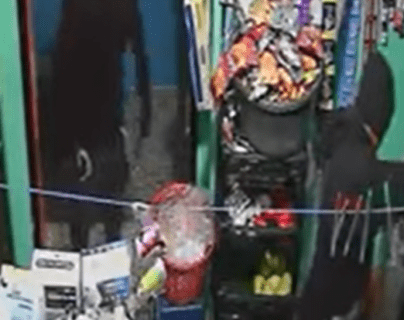 Video: Así se organizaron dos sujetos armados para cometer un asalto en una tienda