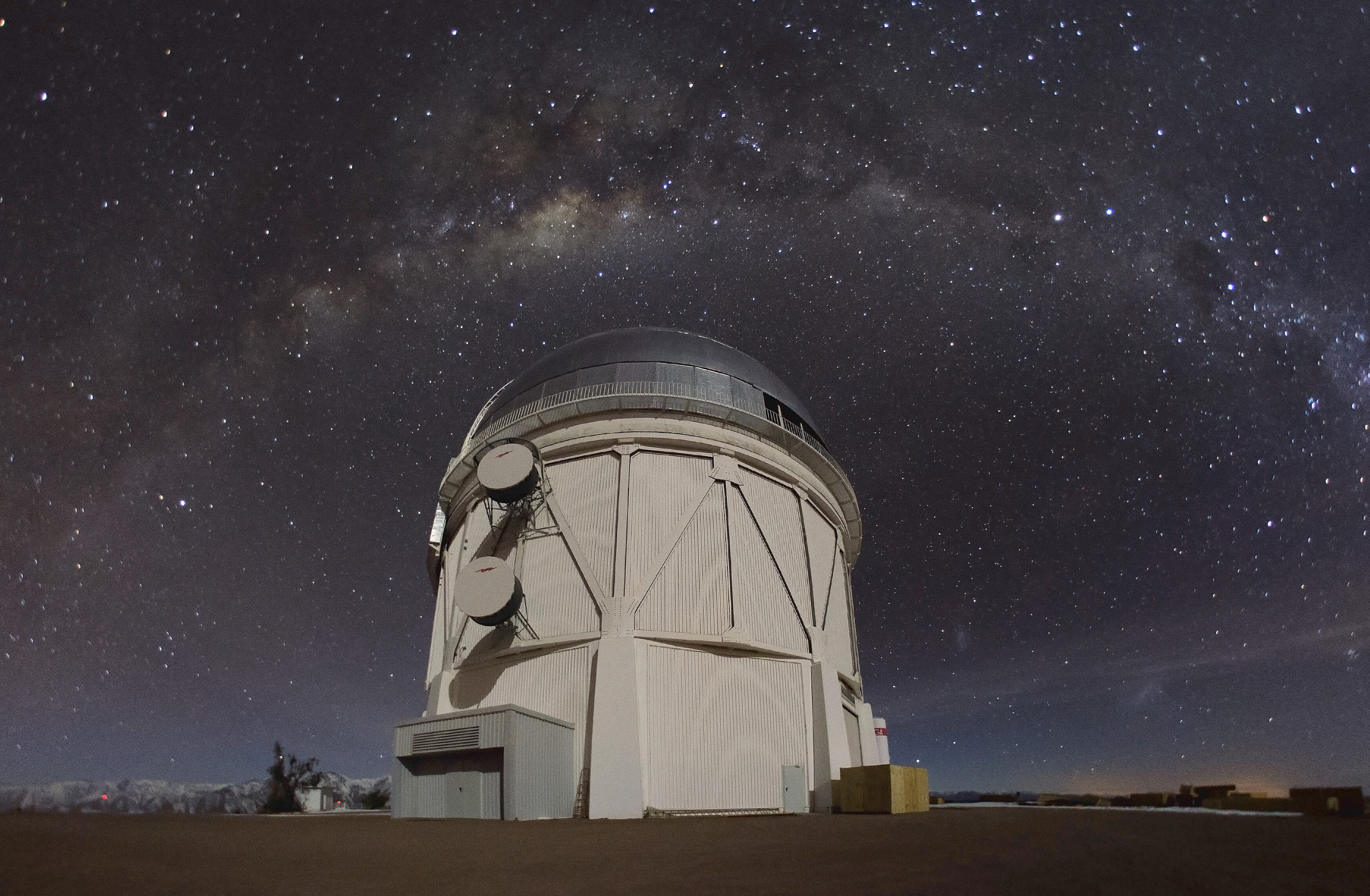 Una foto sin fecha facilitada por el Observatorio Interamericano de Cerro Tololo, en Chile, muestra la cúpula del telescopio Víctor M. Blanco de 4 metros, donde una cámara de energía oscura detecta asteroides que orbitan entre la Tierra y el Sol. (Foto Prensa Libre: D. Munizaga / The New York Times)