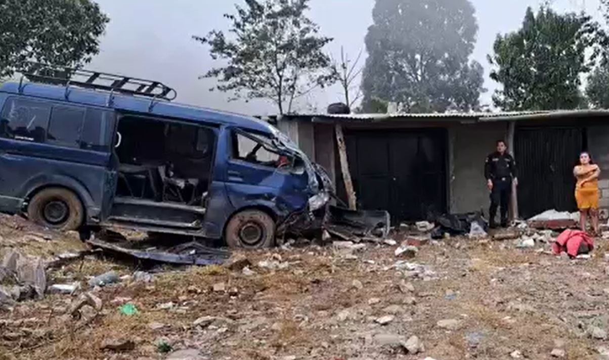 Un microbús se accidentó en la ruta de Colomba a Quetzaltenango y al menos una persona murió. (Foto Prensa Libre: Facebook Coatevisión Colomba)