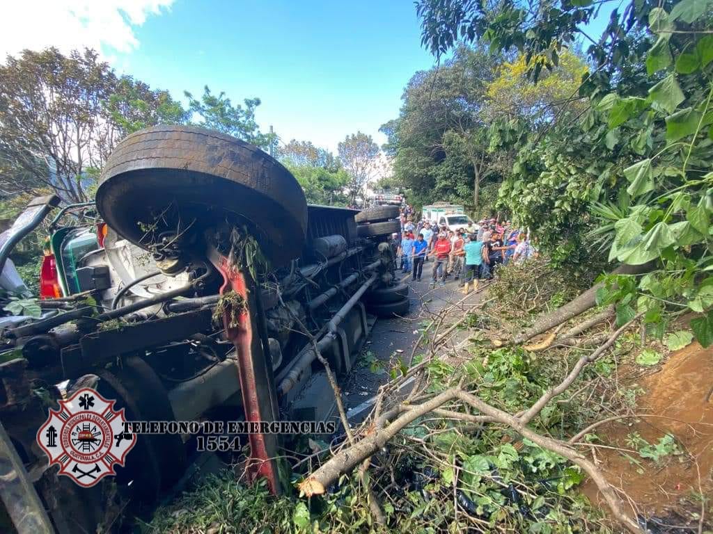 Bus extraurbano volcó en el kilómetro 77 de la ruta a Patzicía y se registran 23 heridos. (Foto Prensa Libre:  Bomberos Municipales Departamentales)