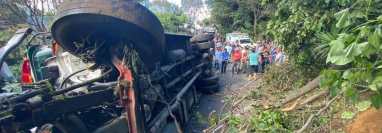 Bus extraurbano volcó en el kilómetro 77 de la ruta a Patzicía y se registran 23 heridos. (Foto Prensa Libre:  Bomberos Municipales Departamentales)