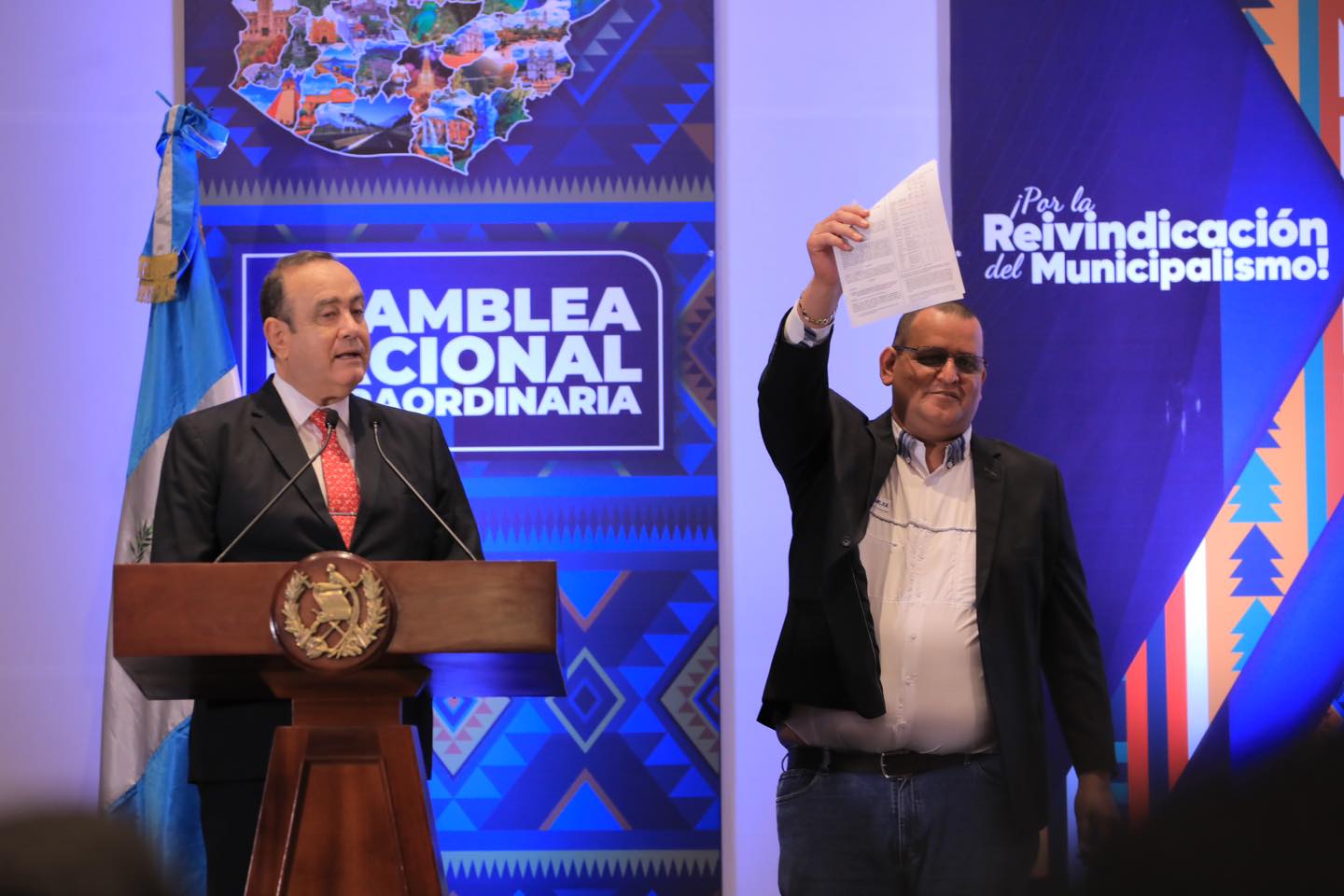 Alejandro Giammattei, presidente de Guatemala, y Francisco Mejía, presidente de Anam en la asamblea extraordinaria de Anam. (Foto Prensa Libre: Anam)