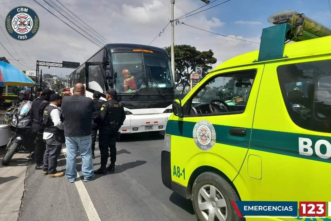 El ataque contra un autobús que se dirigía a Nicaragua, en la ruta al Atlántico, dejó dos heridos y un muerto.  (Foto Prensa Libre: Bomberos Municipales)
