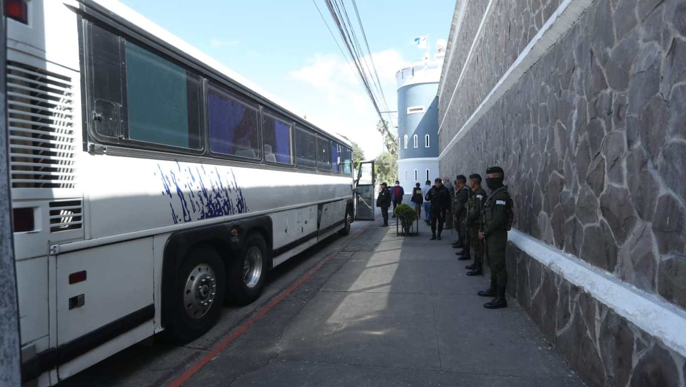 Un autobús de turismo fue atacado a balazos este 18 de noviembre en la zona 10 capitalina. (Foto Prensa Libre: E. García)