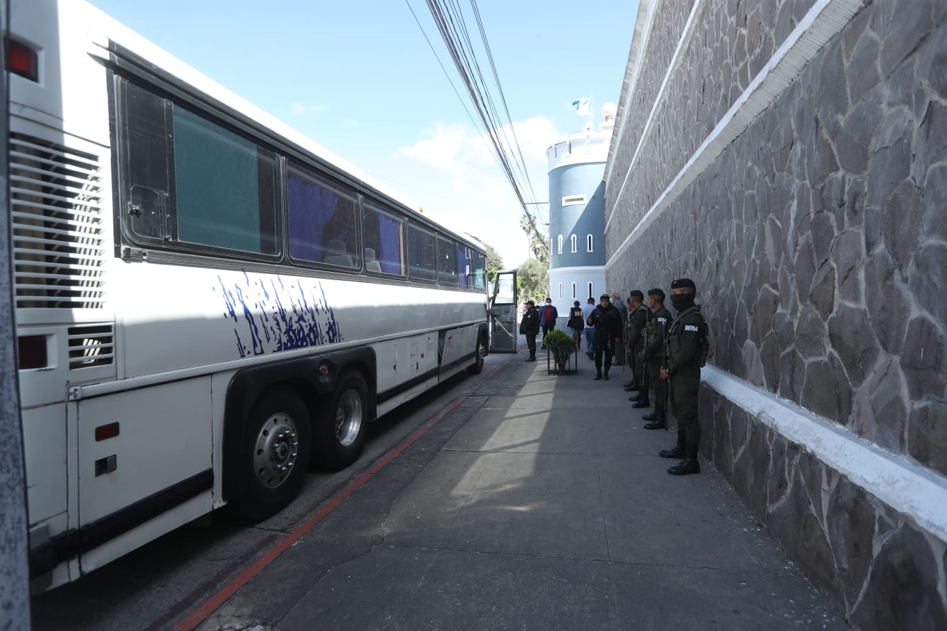Un autobús de turismo fue atacado a balazos este 18 de noviembre en la zona 10 capitalina. (Foto Prensa Libre: E. García)