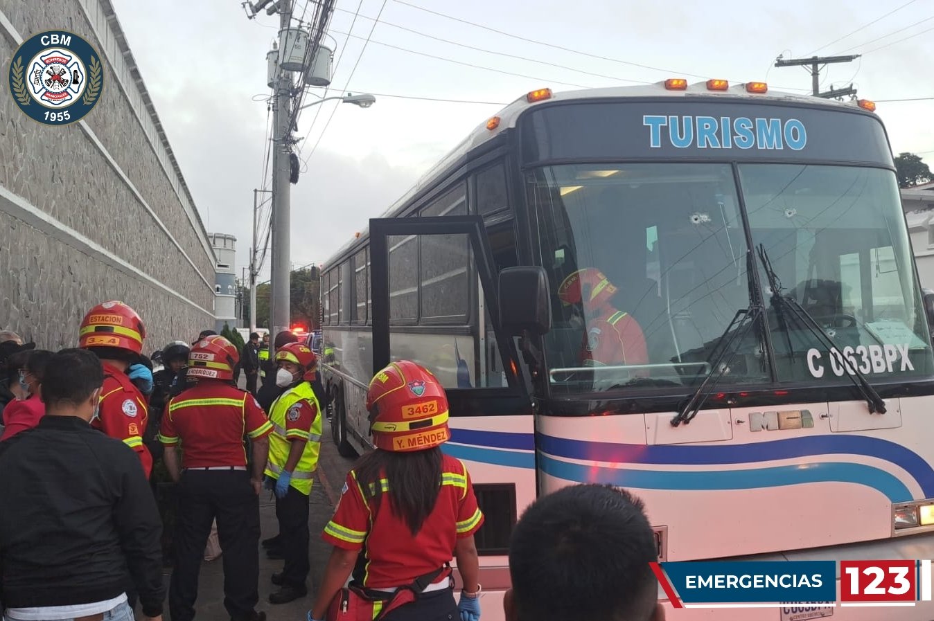 Los Bomberos Municipales fueron requeridos a la zona 10 capitalina por un ataque armado contra un autobús de turistas extranjeros. (Foto Prensa Libre: Bomberos Municipales)