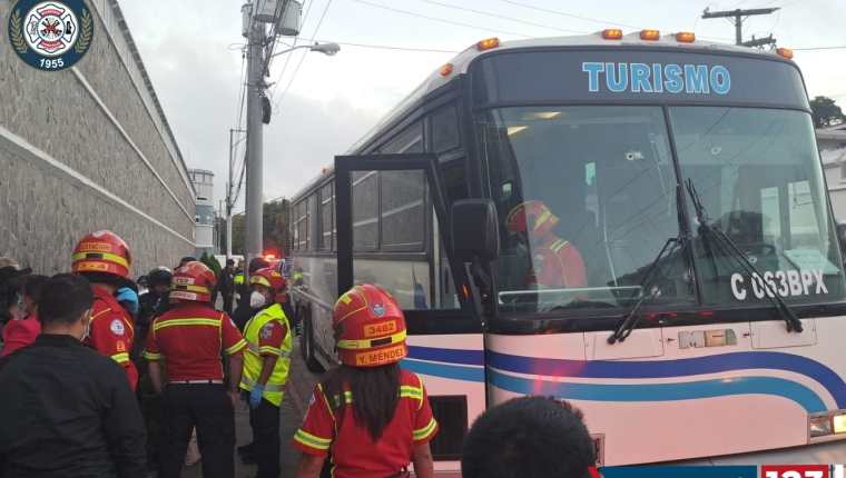 Los Bomberos Municipales fueron requeridos a la zona 10 capitalina por un ataque armado contra un autobús de turistas extranjeros. (Foto Prensa Libre: Bomberos Municipales)