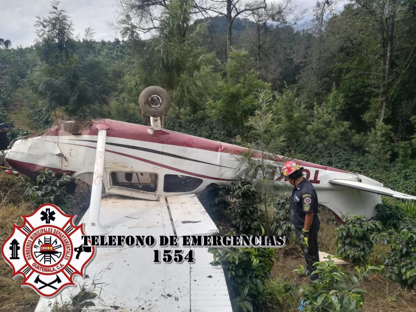 Bomberos Municipales Departamentales informan que una avioneta se accidentó en Antigua  Guatemala, Sacatepéquez. (Foto Prensa Libre: CBMD)