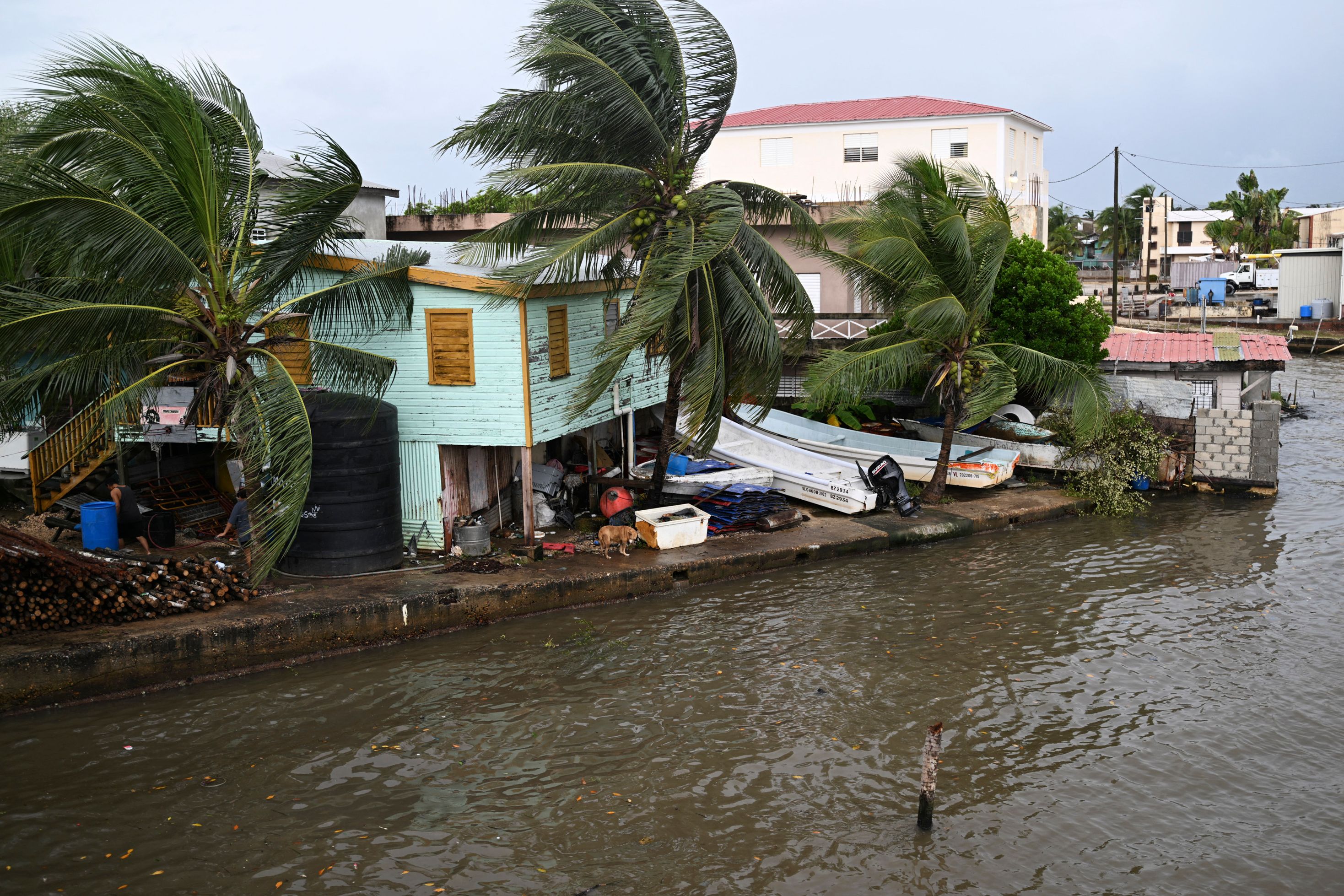 Varias regiones de Belice son azotadas por el ciclón Lisa, el cual podría cambiar de trayectoria y retornar a Guatemala. (Foto Prensa Libre: AFP)
