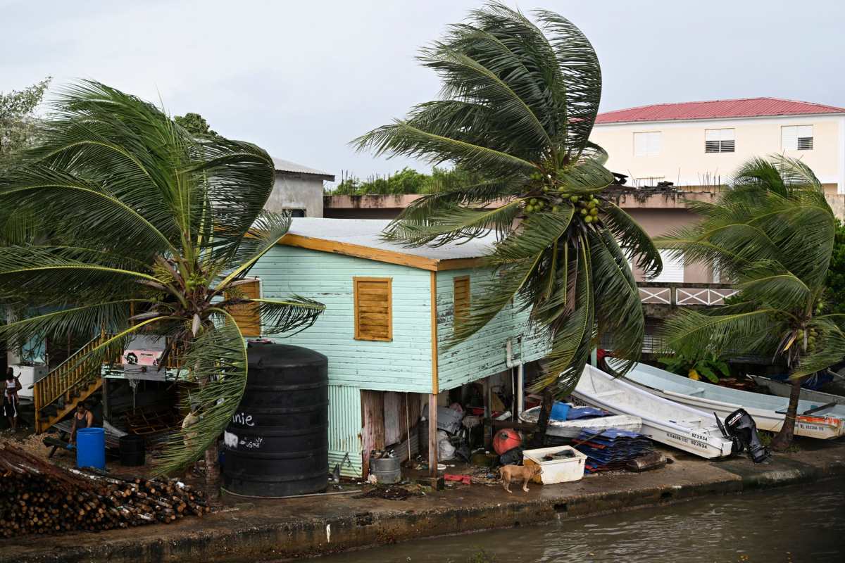 IMÁGENES: Ciclón Lisa destruye casas y postes de electricidad durante su paso sobre Belice
