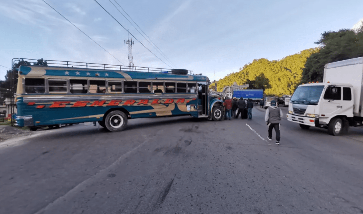 El paso de vehículos 	fue cerrado en varios puntos de la ruta Interamericana por una manifestación de transportistas el lunes 14 de noviembre.  (Foto Prensa Libre: R. Barreno y M. Toc)
