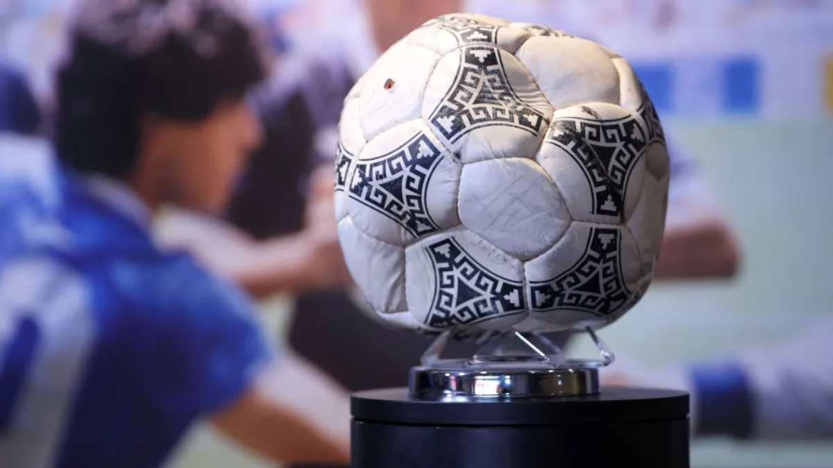 “La Mano de Dios”: en cuánto se subastó la pelota con la que Diego Maradona hizo sus dos famosos goles en el Mundial de 1986