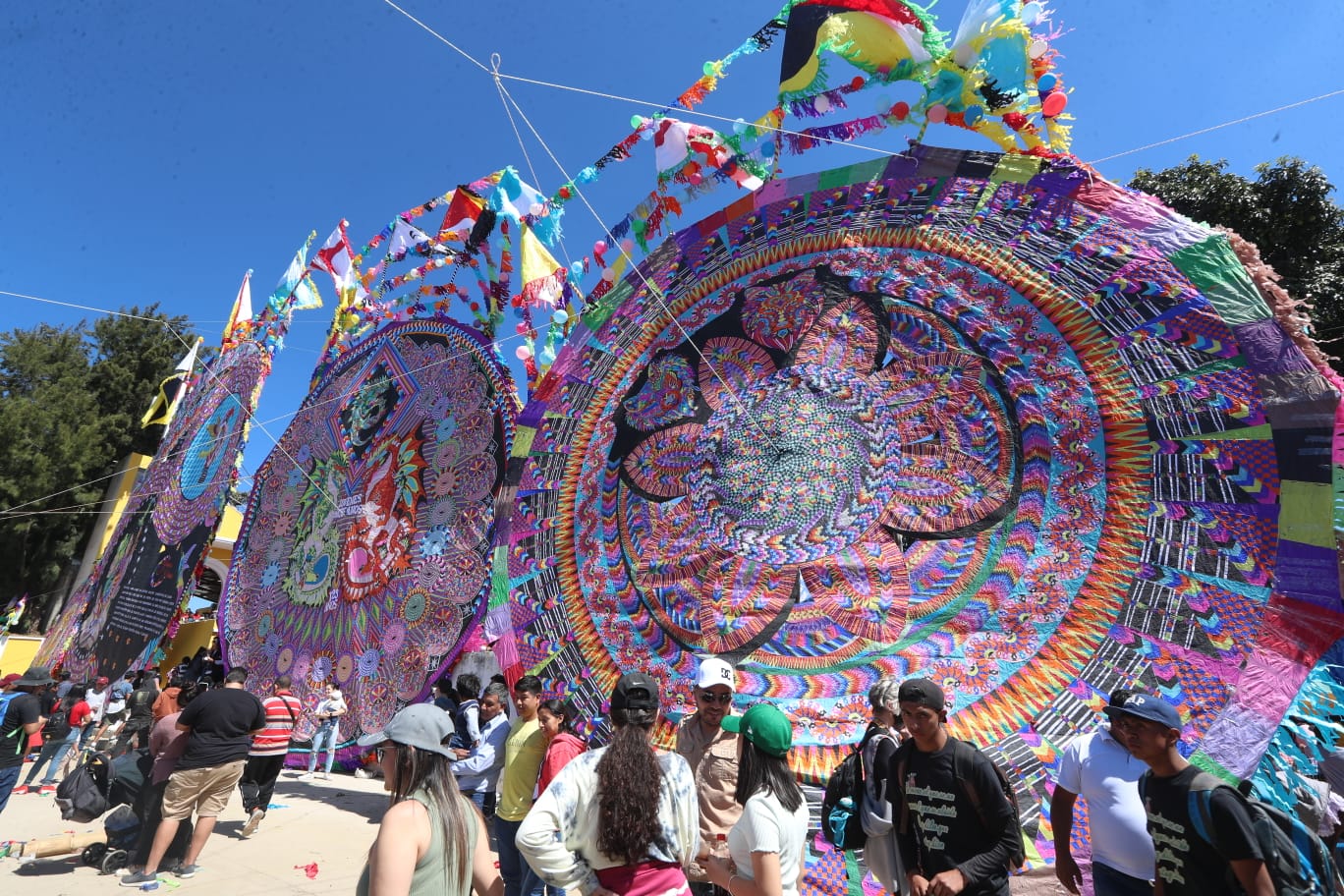 Visitantes nacionales y extranjeros participaron en el festival de barriletes gigantes de Santiago Sacatepéquez. (Foto: Roberto López Prensa Libre)