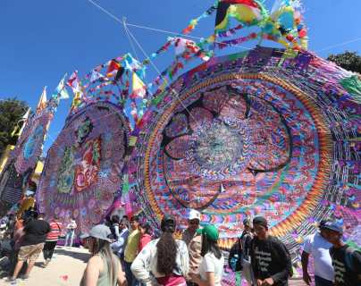 El palo volador, un tributo a los migrantes y otros diseños que cautivaron a los turistas durante el festival de barriletes gigantes de Santiago Sacatepéquez