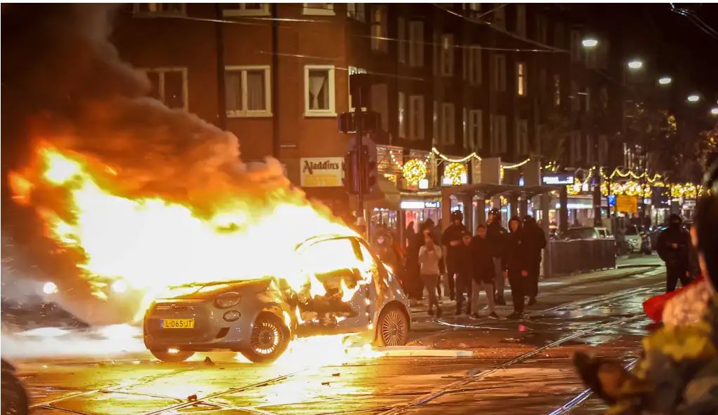 Varios vehículos fueron destruidos o incendiados durante los disturbios en ciudades de Países Bajos. (Foto Prensa Libre: EFE)